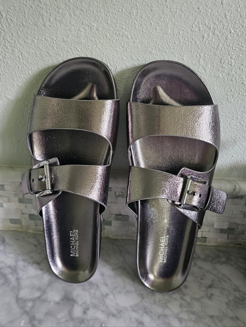 Nwot Michael Kors Metallic Silver Slide Women's Sandals - Picture 4 of 14